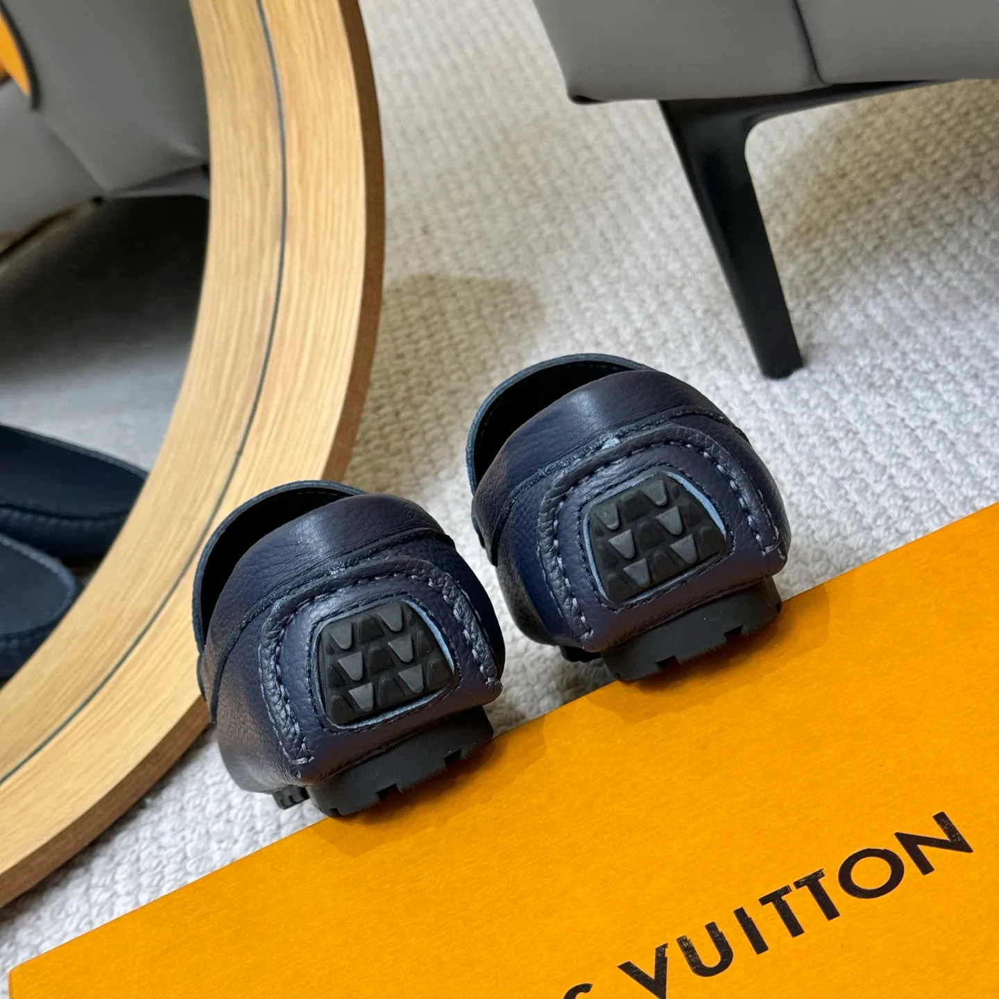 Men's men's shoes 💰420 (Yangli) LV 2⃣️0⃣️2⃣️5️⃣Spring and summer counter GLORIA series models ✈️Original factory special leather production, original last type. A classic driving slip-on casual shoe that shows an elegant style with exquisite craftsmanship details such as Monogram embossing all over the upper🌀Italian imported calfskin fabric Sheepskin foot pads➕Inside～Private mold replica sole Unique style Comfortable driving slip-on Size: 4-12 (38-46) Comes with [Counter packaging: original box, wrapping paper, card, instruction manual, shoehorn, cloth bag] No pressure to enter and leave the counter!